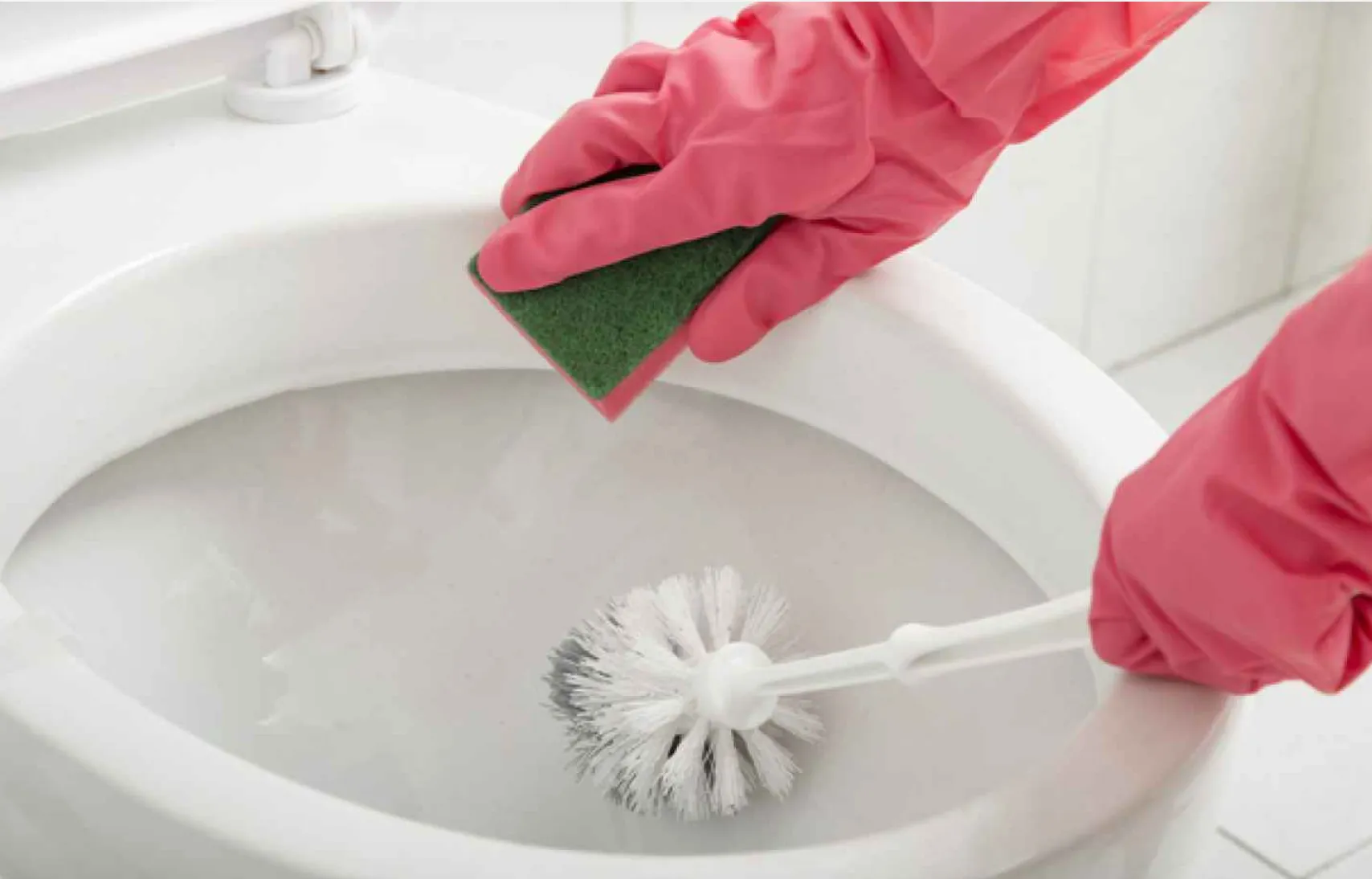 Cómo limpiar los azulejos de tu baño para acabar con las manchas